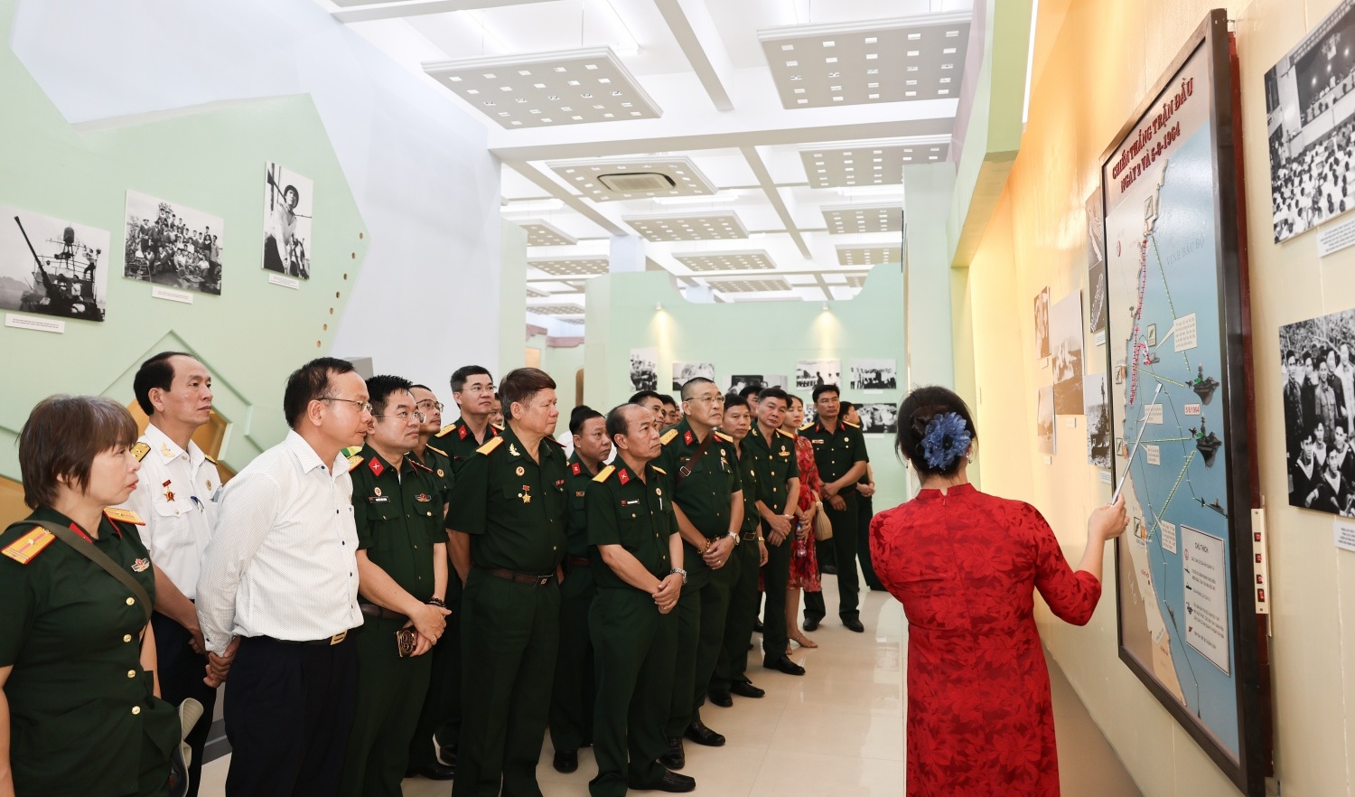 [Chùm ảnh] Hội CCB Petrovietnam tham quan, tìm hiểu Bảo tàng Hải quân