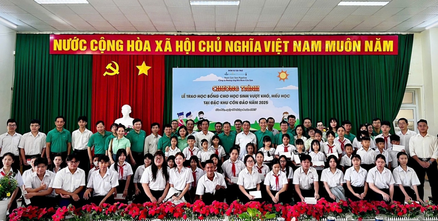 Chi bộ PV GAS NCSP trao học bổng cho học sinh vượt khó, hiếu học tại Đặc khu Côn Đảo