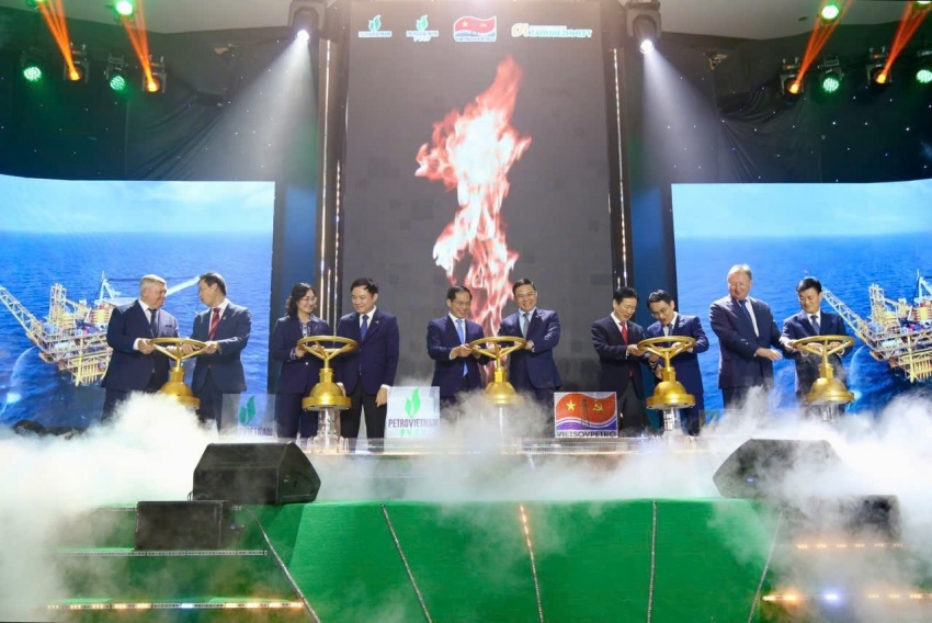 Dự án Kình Ngư Trắng - Kình Ngư Trắng Nam (Lô 09-2/09) đón dòng dầu đầu tiên, về đích sớm  hơn kế hoạch, đóng góp tích cực vào mục tiêu gia tăng sản lượng khai thác.