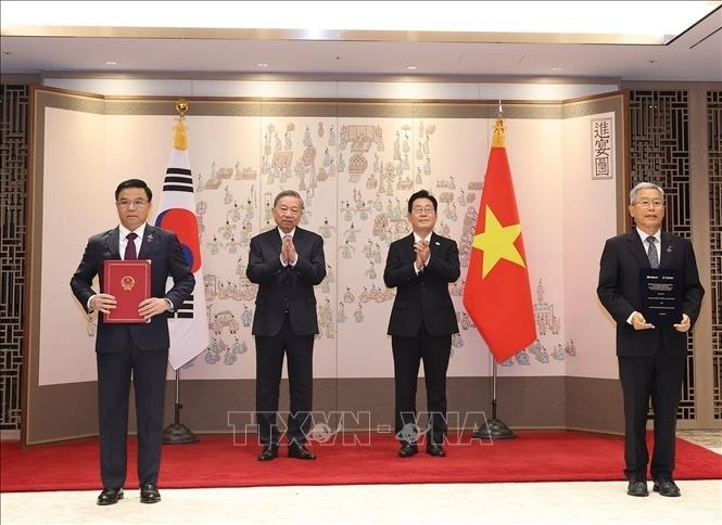Tổng Bí thư Tô Lâm và Tổng thống Hàn Quốc Lee Jae Myung chứng kiến lễ trao Bản ghi nhớ hợp tác về phát triển nguồn nhân lực trong lĩnh vực năng lượng hạt nhân giữa Tập đoàn Công nghiệp - Năng lượng Quốc gia Việt Nam và Tập đoàn Điện lực Hàn Quốc.