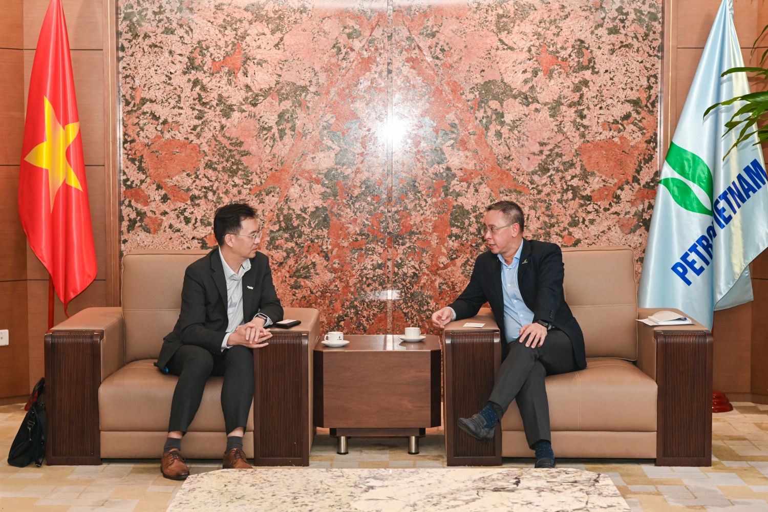 Ông Trần Bình Minh, Thành viên Hội đồng Thành viên Petrovietnam trao đổi với ông Pang Xingjian, Tổng Giám đốc Schneider Electric khu vực Đông Á Ông Trần Bình Minh, Thành viên Hội đồng Thành viên Petrovietnam trao đổi với ông Pang Xingjian, Tổng Giám đốc Schneider Electric khu vực Đông Á