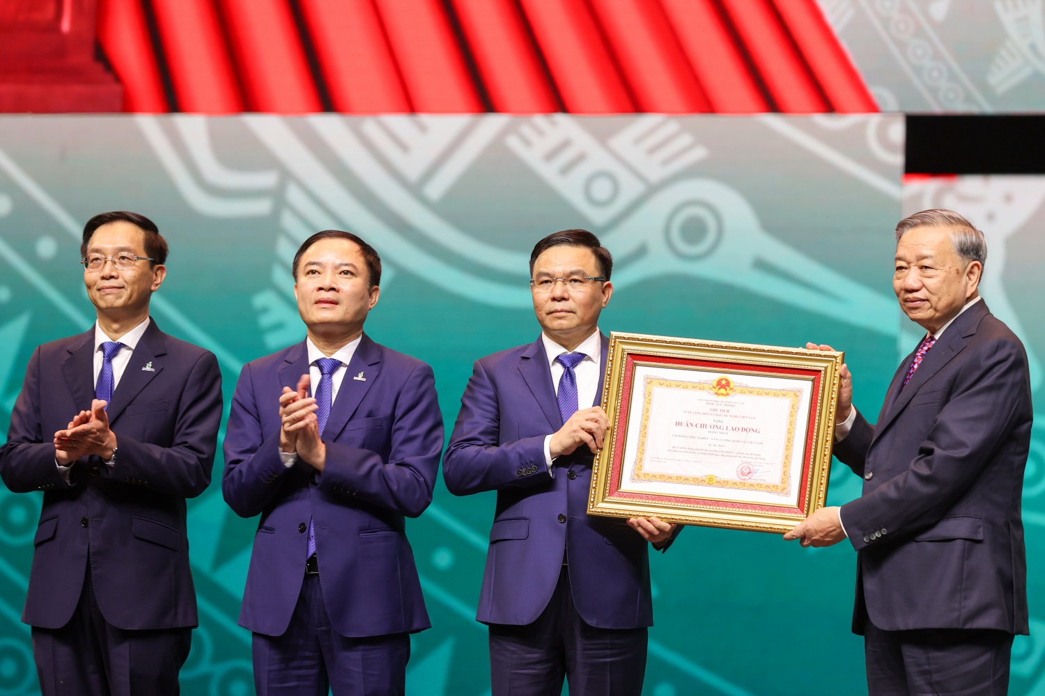 Petrovietnam đón nhận Huân chương Lao động hạng Nhất