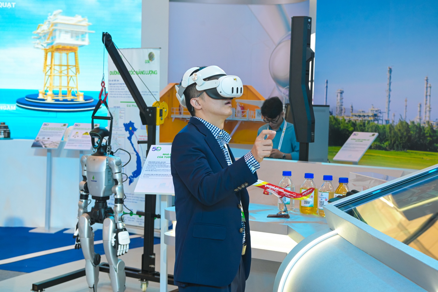 [Chùm ảnh] Triển lãm Khoa học Công nghệ Petrovietnam thu hút đông đảo khách tham quan