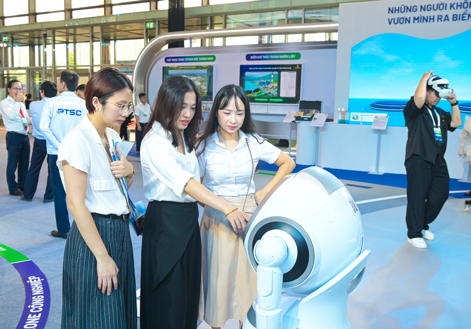 [Chùm ảnh] Triển lãm Khoa học Công nghệ Petrovietnam thu hút đông đảo khách tham quan