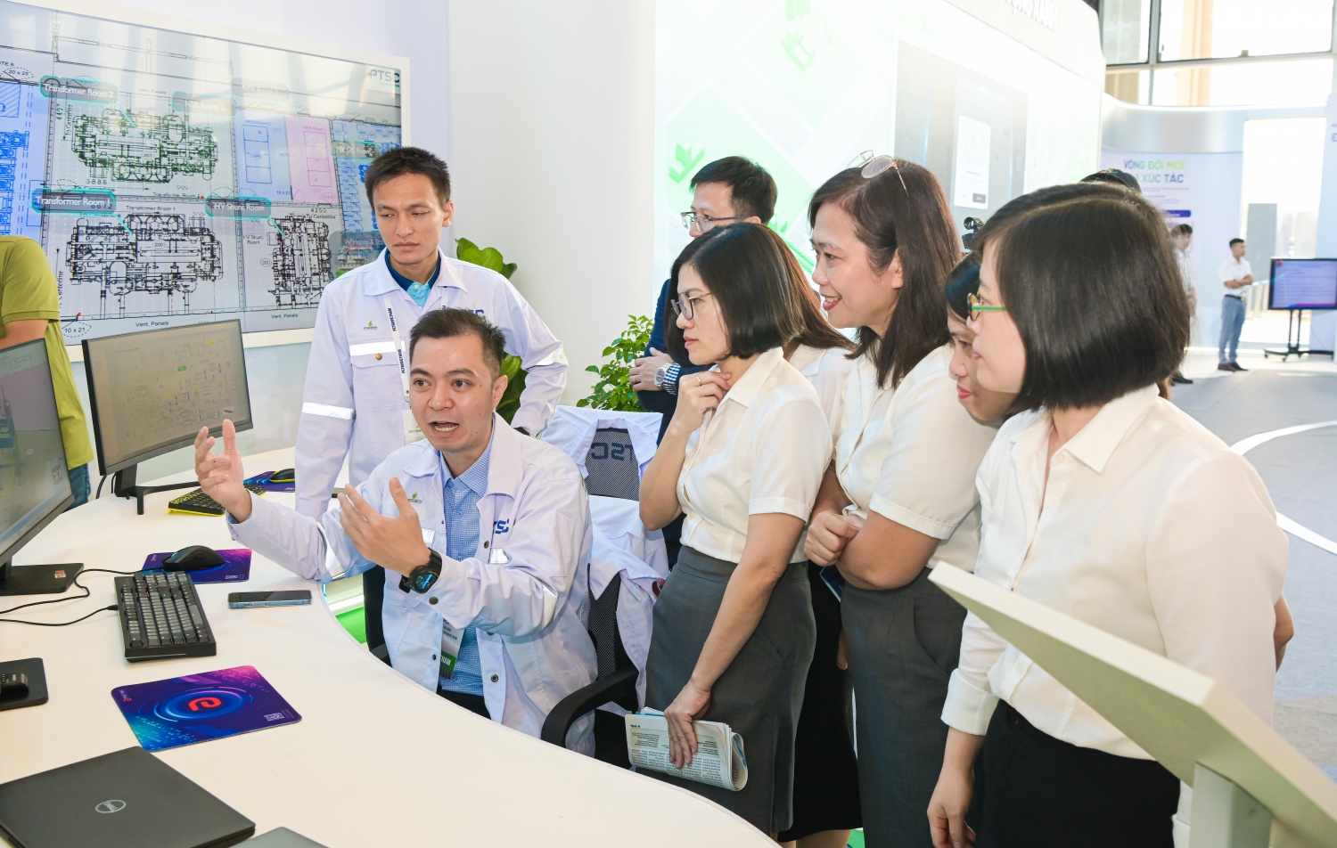 [Chùm ảnh] Triển lãm Khoa học Công nghệ Petrovietnam thu hút đông đảo khách tham quan