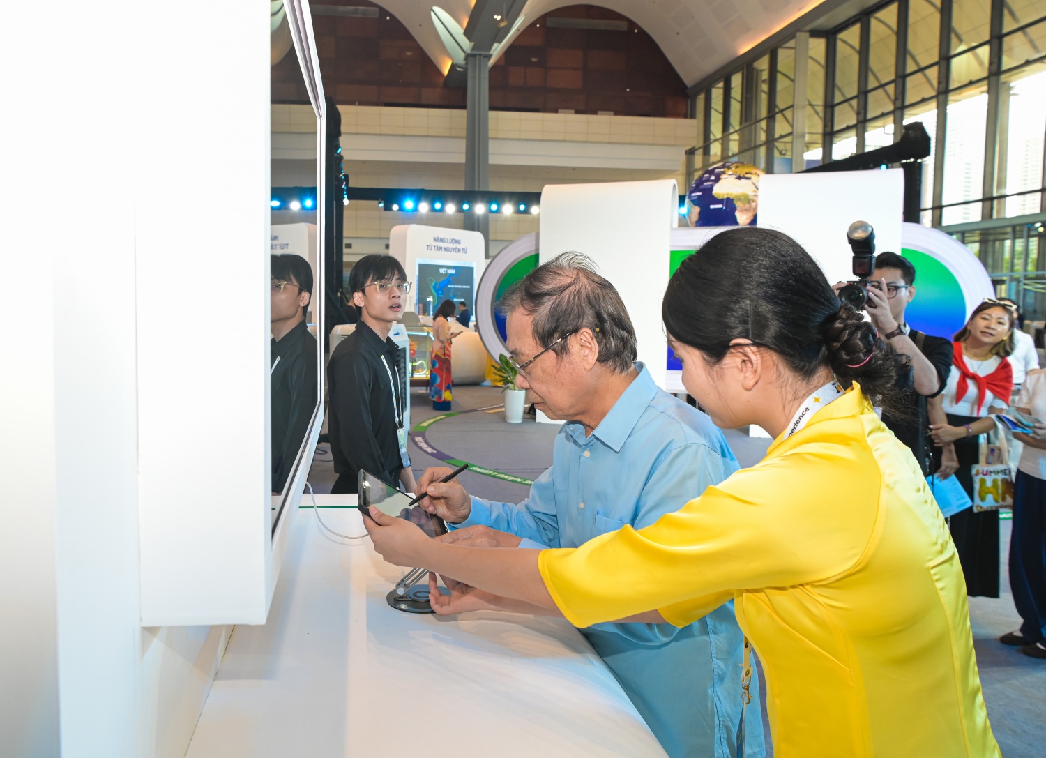 [Chùm ảnh] Triển lãm Khoa học Công nghệ Petrovietnam thu hút đông đảo khách tham quan