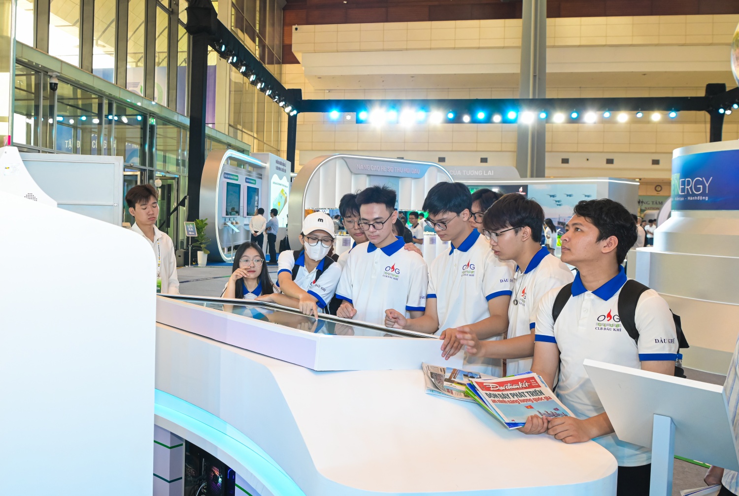 [Chùm ảnh] Triển lãm Khoa học Công nghệ Petrovietnam thu hút đông đảo khách tham quan