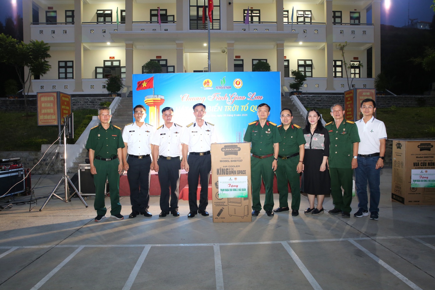 CLB Dầu khí Trường Sa chào mừng 50 năm thành lập Petrovietnam