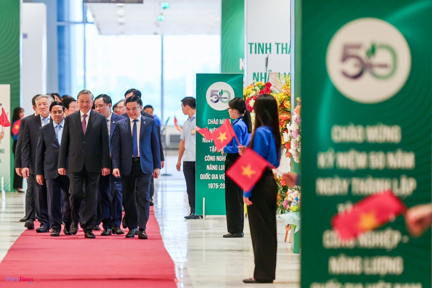 Đoàn viên, thanh niên Petrovietnam đảm nhiệm công tác đón tiếp