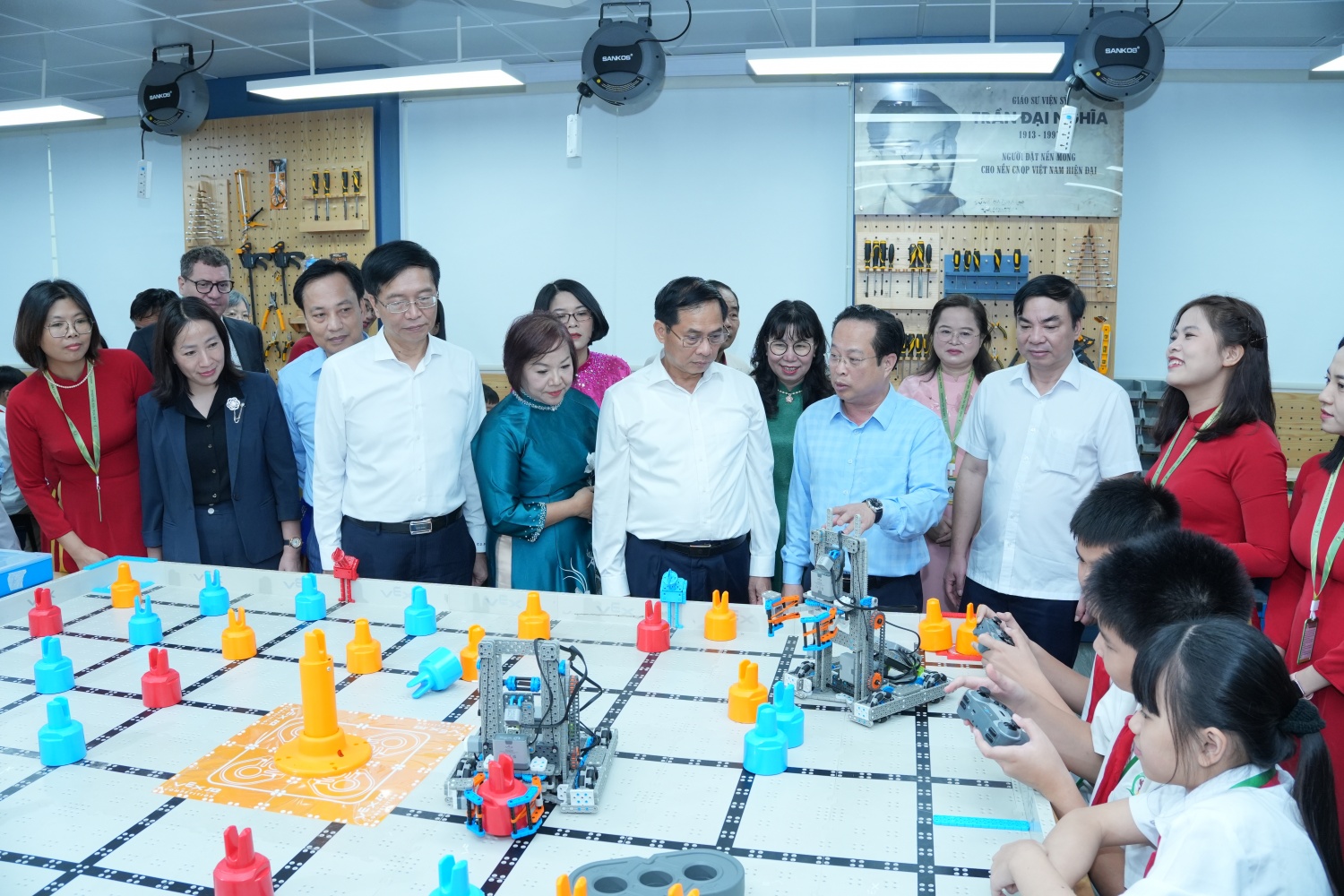 Phó Thủ tướng, cùng các đại biểu, các thày, cô giáo xem các em học sinh Trường THCS Tây Mỗ thực hành trên các thiết bị của phòng học STEM