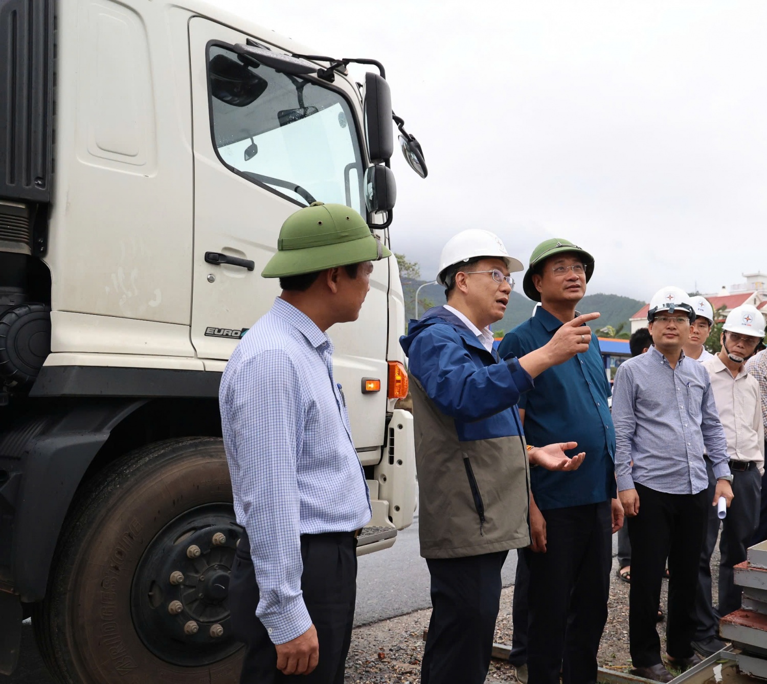 Bí thư Tỉnh ủy Quảng Trị Lê Ngọc Quang thăm, động viên công nhân, kỹ sư EVNCPC khắc phục hậu quả bão số 10 Bí thư Tỉnh ủy Quảng Trị Lê Ngọc Quang thăm, động viên công nhân, kỹ sư EVNCPC khắc phục hậu quả bão số 10