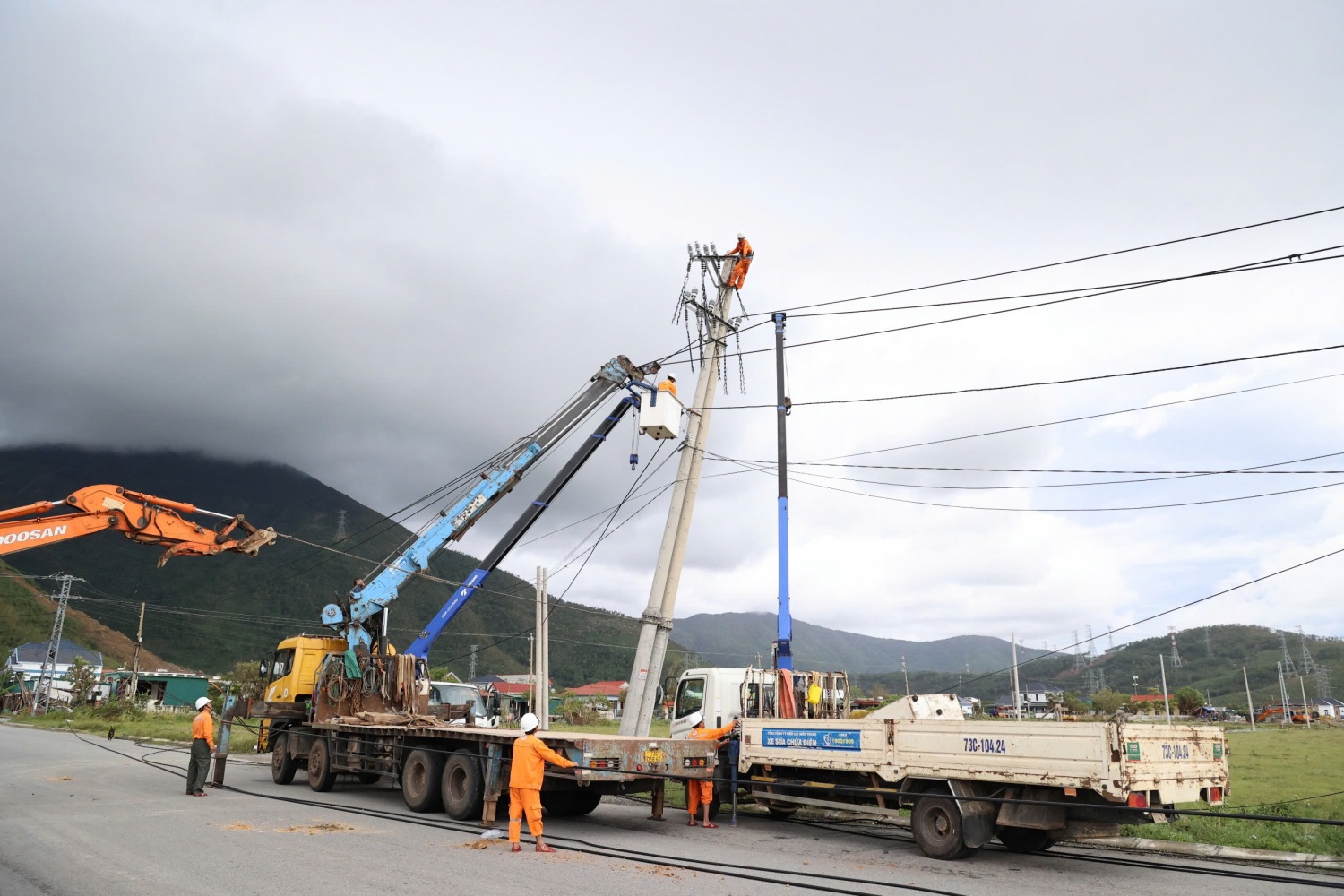 Bí thư Tỉnh ủy Quảng Trị Lê Ngọc Quang thăm, động viên công nhân, kỹ sư EVNCPC khắc phục hậu quả bão số 10 Bí thư Tỉnh ủy Quảng Trị Lê Ngọc Quang thăm, động viên công nhân, kỹ sư EVNCPC khắc phục hậu quả bão số 10