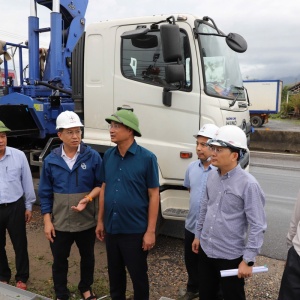 Bí thư Tỉnh ủy Quảng Trị Lê Ngọc Quang thăm, động viên công nhân, kỹ sư EVNCPC khắc phục hậu quả bão số 10