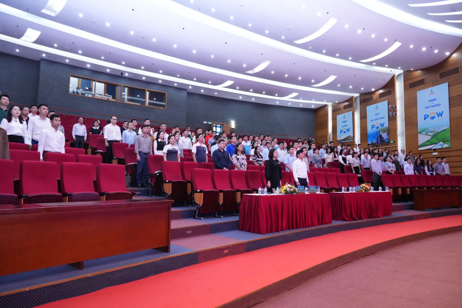 Các đại biểu thực hiện nghi thức chào cờ