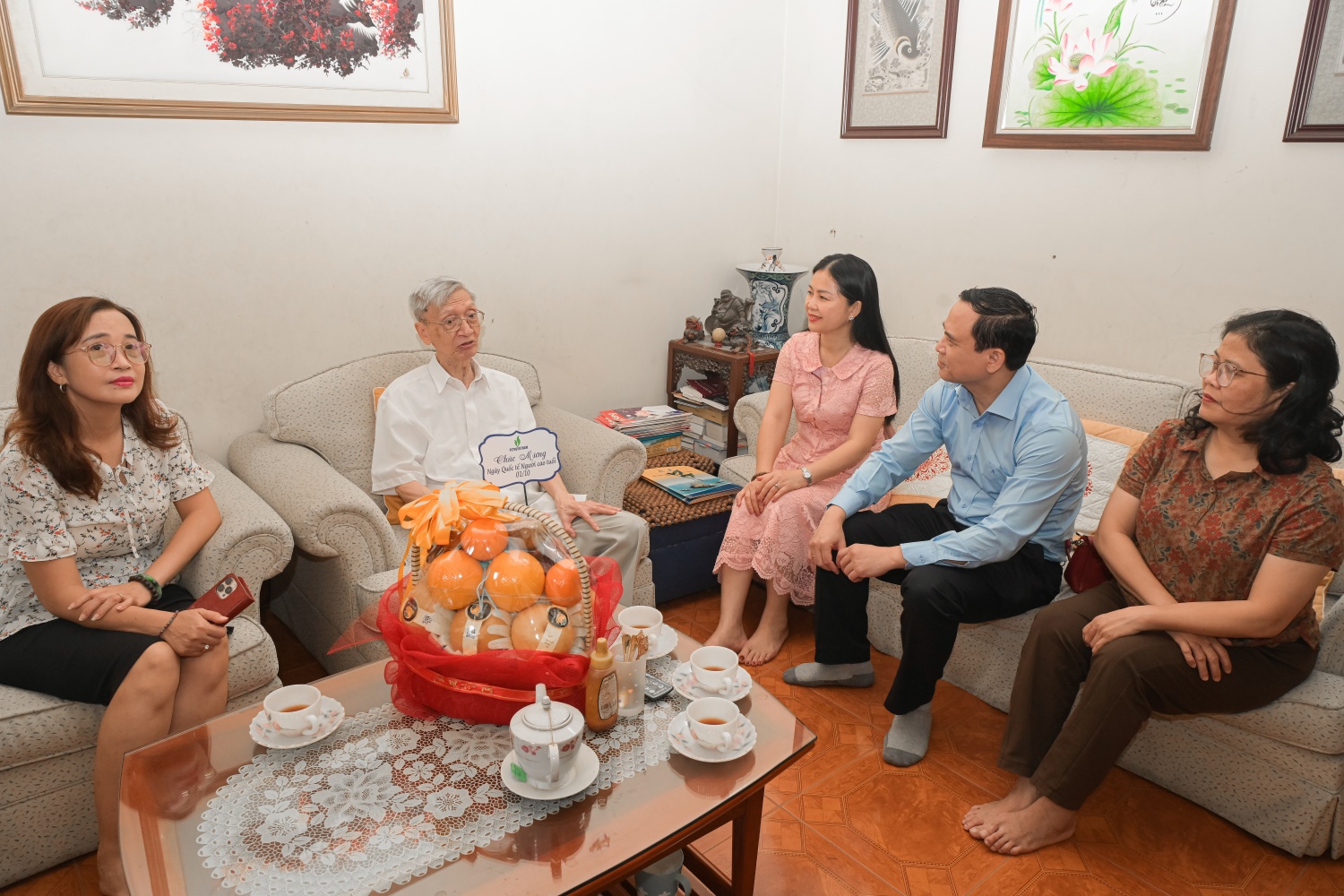 Petrovietnam thăm hỏi, tri ân cán bộ hưu trí nhân Ngày Quốc tế Người cao tuổi