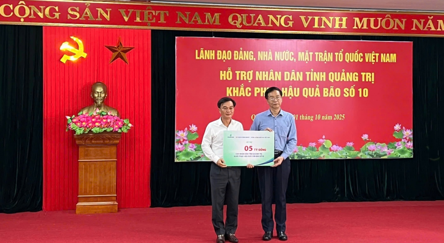 Petrovietnam trao hỗ trợ 5 tỷ đồng khắc phục hậu quả bão số 10 đến tỉnh Quảng Trị Petrovietnam trao hỗ trợ 5 tỷ đồng khắc phục hậu quả bão số 10 đến tỉnh Quảng Trị