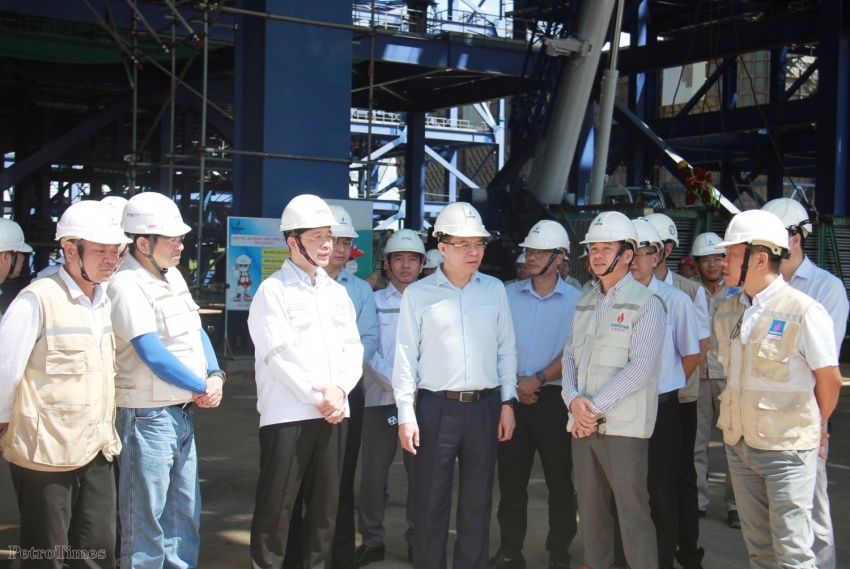 Chủ tịch HĐTV Petrovietnam Lê Mạnh Hùng kiểm tra tình hình thi công trên công trường, trực tiếp chỉ đạo tháo gỡ những khó khăn, vướng mắc của dự án nhiệt điện Long Phú 1