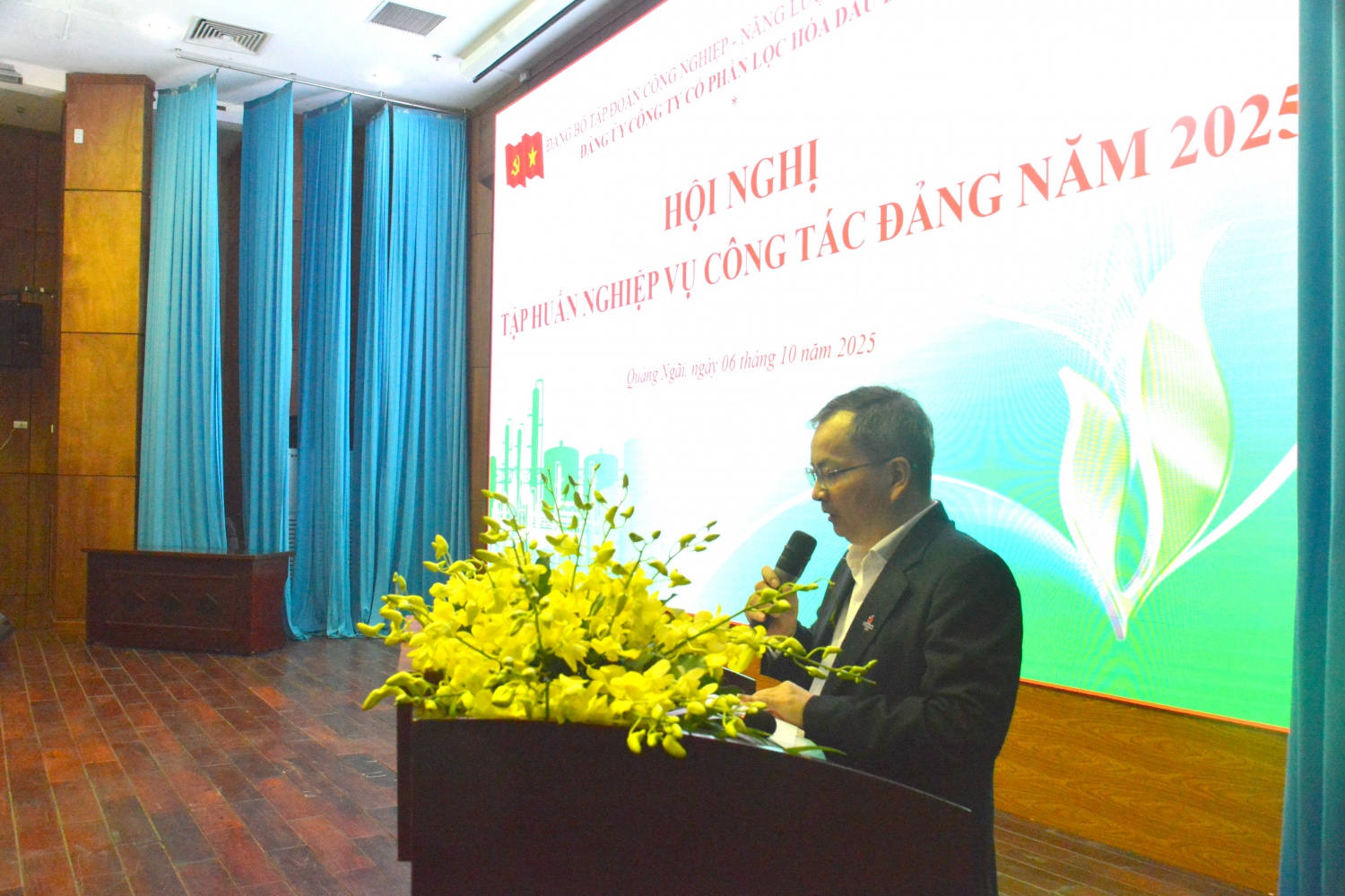 Đồng chí Khương Lê Thành, Phó Bí thư thường trực Đảng ủy, Thành viên HĐQT phát biểu khai mạc Hội nghị Đồng chí Khương Lê Thành, Phó Bí thư thường trực Đảng ủy, Thành viên HĐQT phát biểu khai mạc Hội nghị