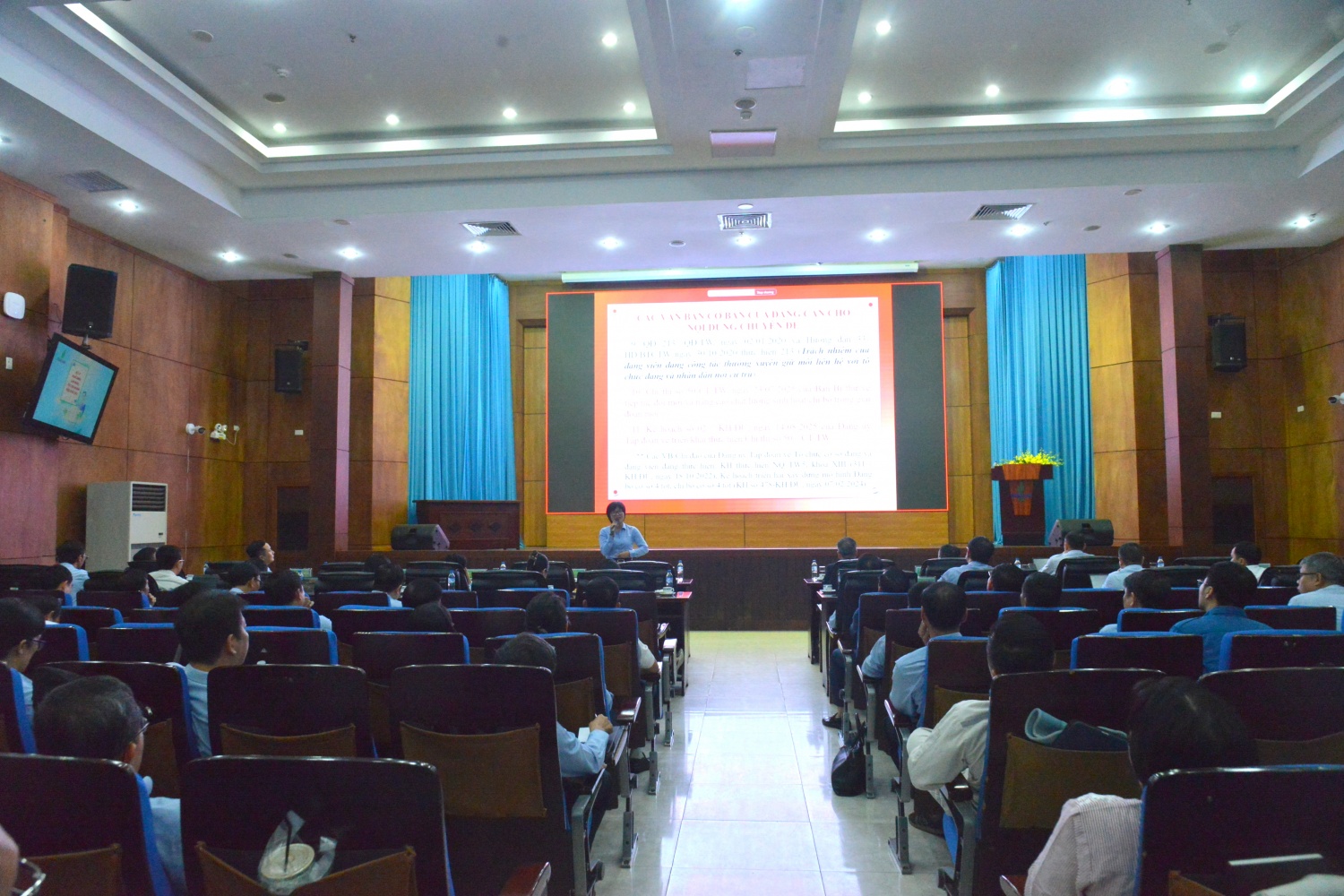 Đồng chí Nguyễn Thị Hoa, Ủy viên BCH Đảng bộ, Phó Chủ nhiệm Thường trực UBKT Đảng ủy Tập đoàn tập huấn Chuyên đề “Nghiệp vụ công tác tổ chức cơ sở đảng, đảng viên và sinh hoạt chi bộ” Đồng chí Nguyễn Thị Hoa, Ủy viên BCH Đảng bộ, Phó Chủ nhiệm Thường trực UBKT Đảng ủy Tập đoàn tập huấn Chuyên đề “Nghiệp vụ công tác tổ chức cơ sở đảng, đảng viên và sinh hoạt chi bộ”