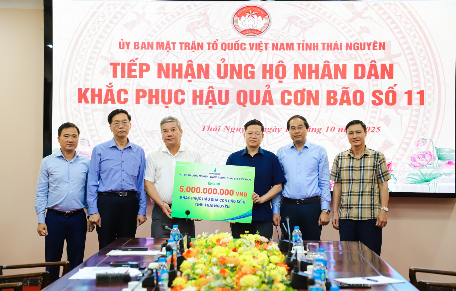 [Chùm ảnh] Petrovietnam hỗ trợ tỉnh Thái Nguyên khắc phục hậu quả của cơn bão số 11