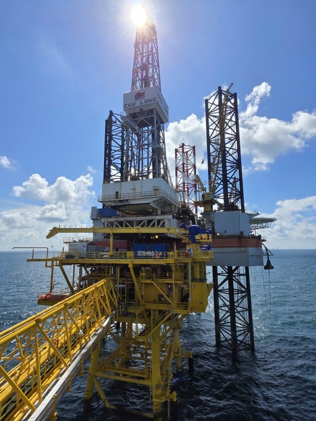 Vietsovpetro đón dòng dầu thương mai từ giàn BK-24, vượt kế hoạch gần 2 tháng Vietsovpetro đón dòng dầu thương mại đầu tiên từ giàn BK-24, vượt kế hoạch hơn 2 tháng