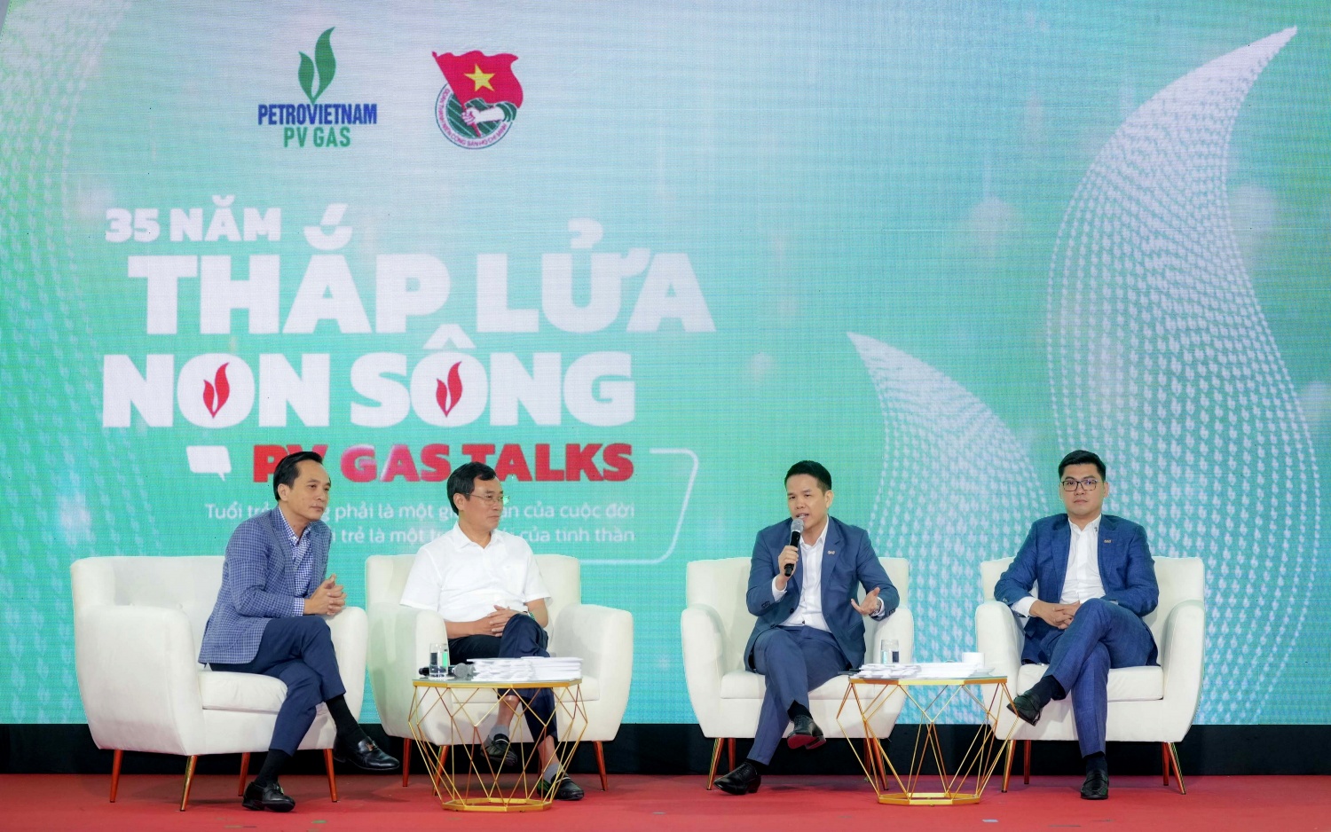 Tổng Giám đốc PV GAS Phạm Văn Phong đối thoại với đoàn viên, thanh niên