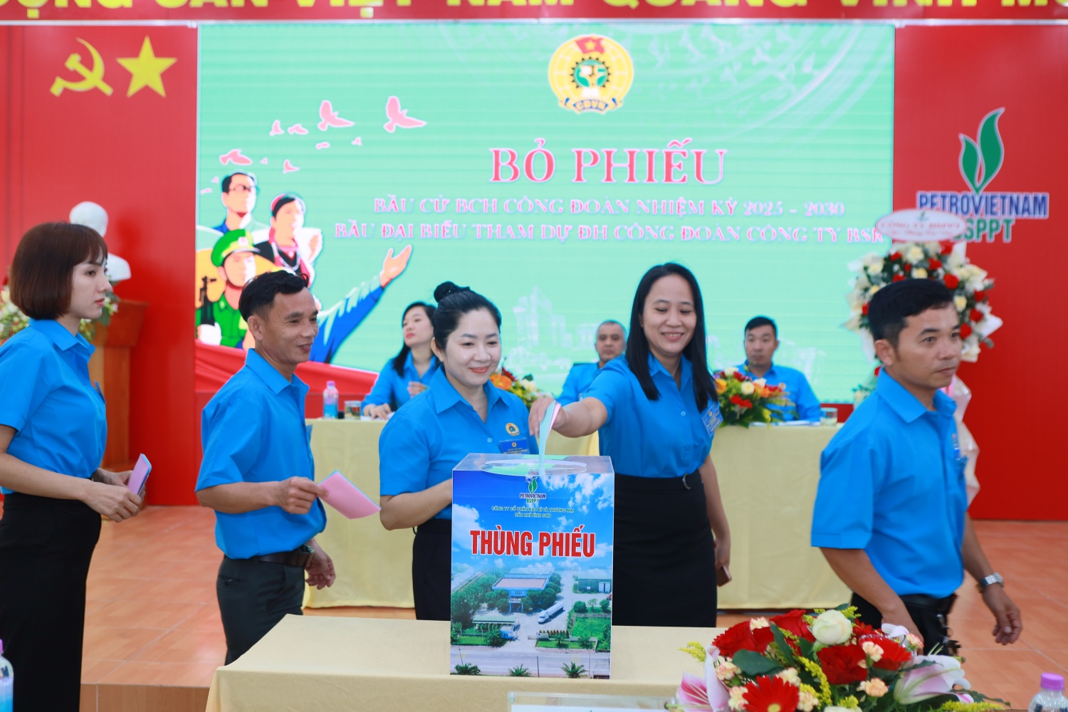 Công đoàn viên bỏ phiếu bầu Ban Chấp hành Công đoàn BSPPT nhiệm kỳ 2025 - 2030 và bầu đoàn đại biểu tham dự Đại hội Công đoàn BSR nhiệm kỳ 2025 - 2030. Công đoàn viên bỏ phiếu bầu Ban Chấp hành Công đoàn BSPPT nhiệm kỳ 2025 - 2030 và bầu đoàn đại biểu tham dự Đại hội Công đoàn BSR nhiệm kỳ 2025 - 2030.