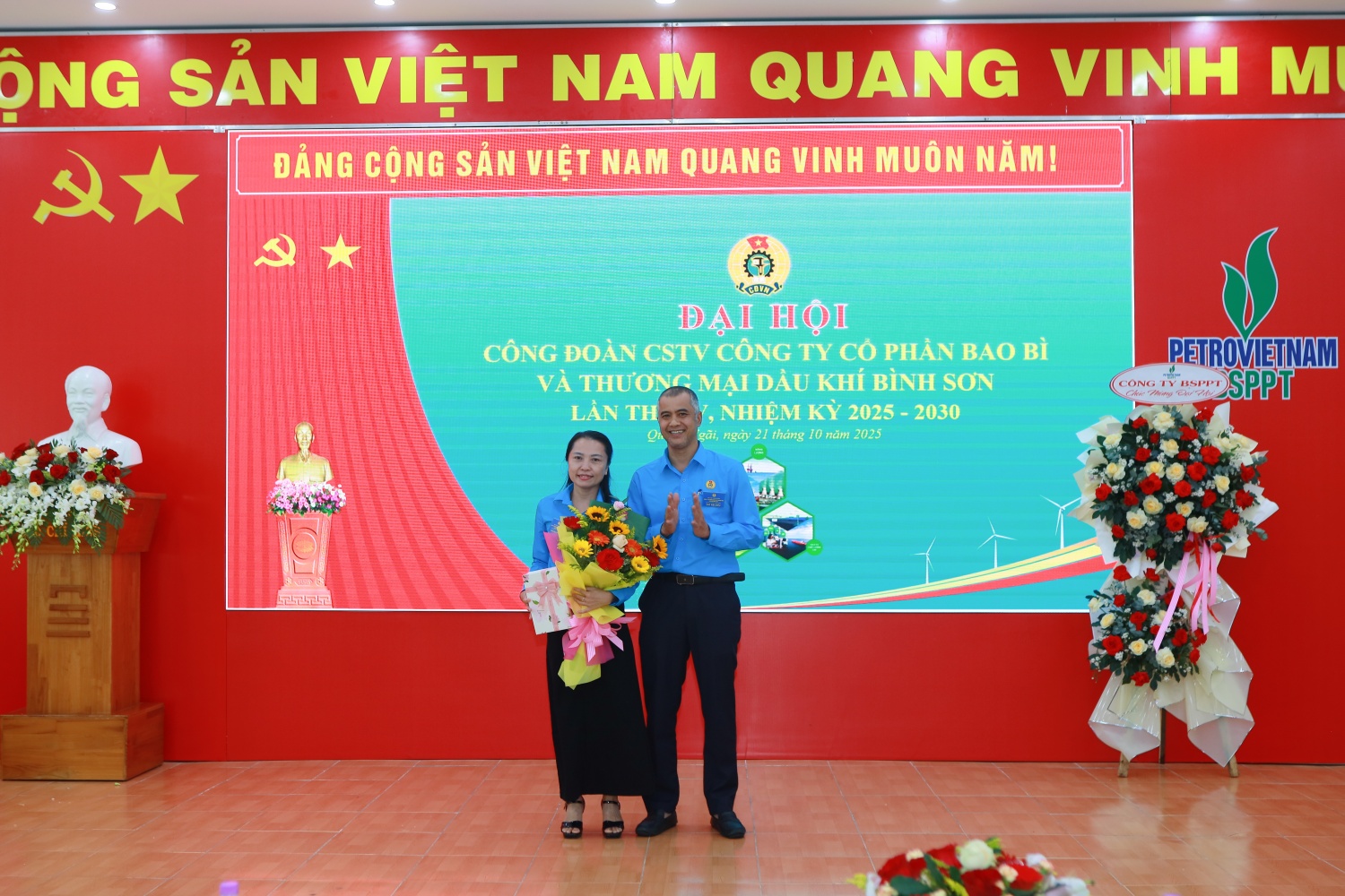 Đại diện Ban Chấp hành Công đoàn BSPPT tặng hoa, tri ân với đồng chí không tái cử Ban Chấp hành Công đoàn nhiệm kỳ mới. Đại diện Ban Chấp hành Công đoàn BSPPT tặng hoa, tri ân với đồng chí không tái cử Ban Chấp hành Công đoàn nhiệm kỳ mới.