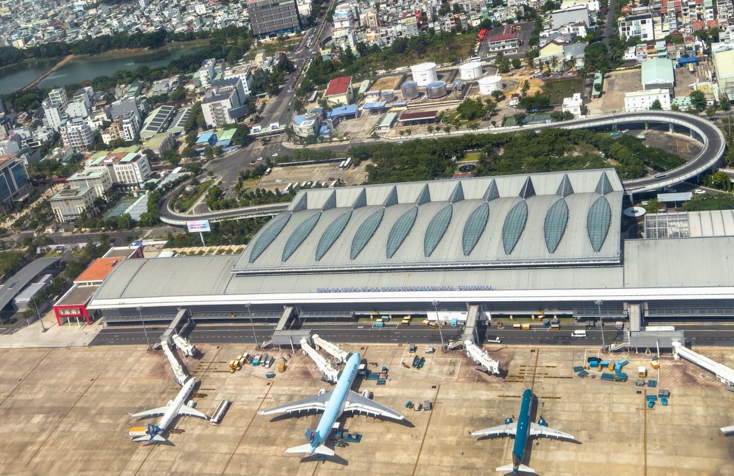 Nhiều sân bay tại miền Trung bị ảnh hưởng trực tiếp bởi bão và mưa lớn Nhiều sân bay tại miền Trung bị ảnh hưởng trực tiếp bởi bão và mưa lớn