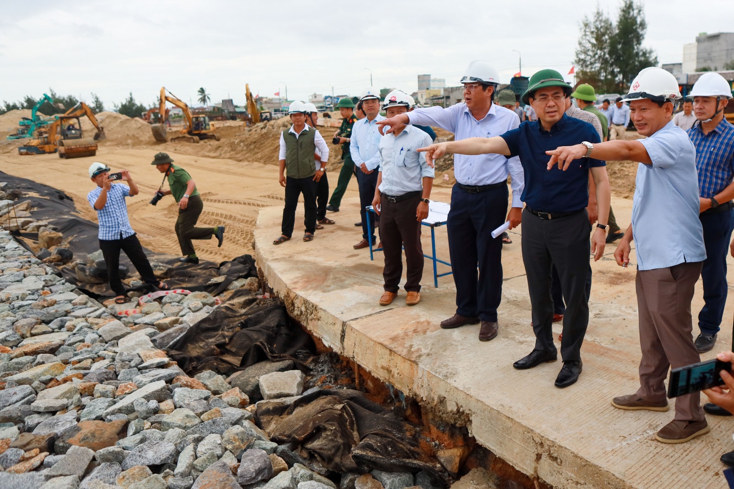 Chủ tịch UBND tỉnh Quảng Ngãi kiểm tra công trình đê chắn sóng, chỉ đạo ứng phó bão số 12 Chủ tịch UBND tỉnh Quảng Ngãi kiểm tra công trình đê chắn sóng, chỉ đạo ứng phó bão số 12