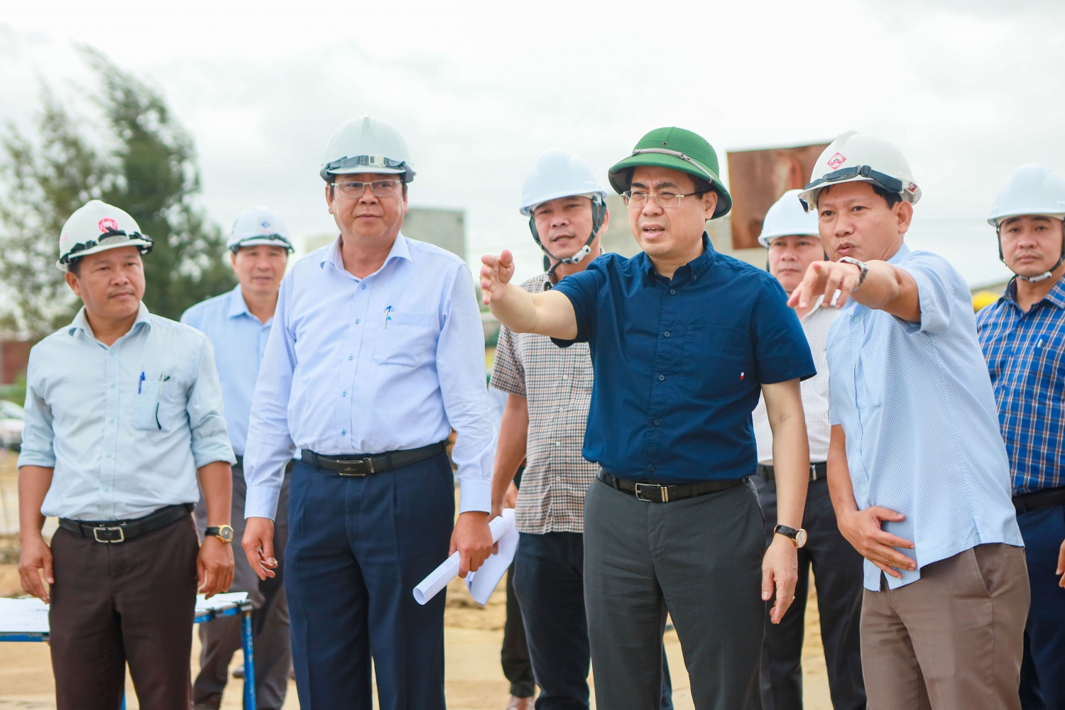 Phó Chủ tịch UBND tỉnh Quảng Ngãi Nguyễn Hoàng Giang (áo xanh đậm) kiểm tra thực tế tại bờ kè bờ biển xã An Phú. Phó Chủ tịch UBND tỉnh Quảng Ngãi Nguyễn Hoàng Giang (áo xanh đậm) kiểm tra thực tế tại bờ kè bờ biển xã An Phú.