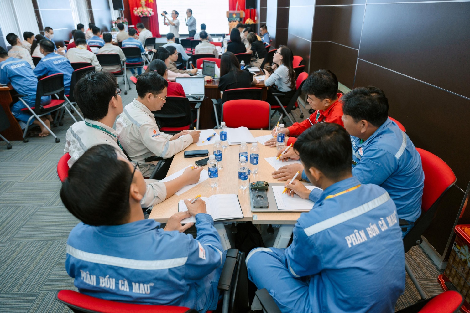“Thấu hiểu nhân tâm – Nâng tầm lãnh đạo”: Hành trình phát triển con người tại Nhà máy Đạm Cà Mau “Thấu hiểu nhân tâm - Nâng tầm lãnh đạo”: Hành trình phát triển con người tại Nhà máy Đạm Cà Mau