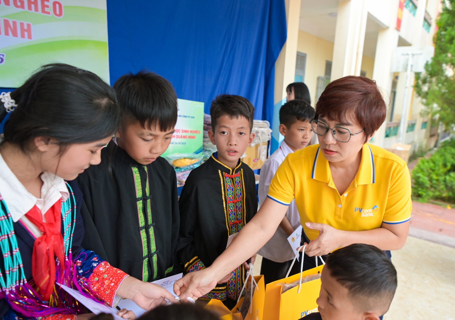 [CHÙM ẢNH] Công đoàn Petrovietnam lan tỏa yêu thương, tiếp bước đến trường cho học sinh vùng cao Điền Xá