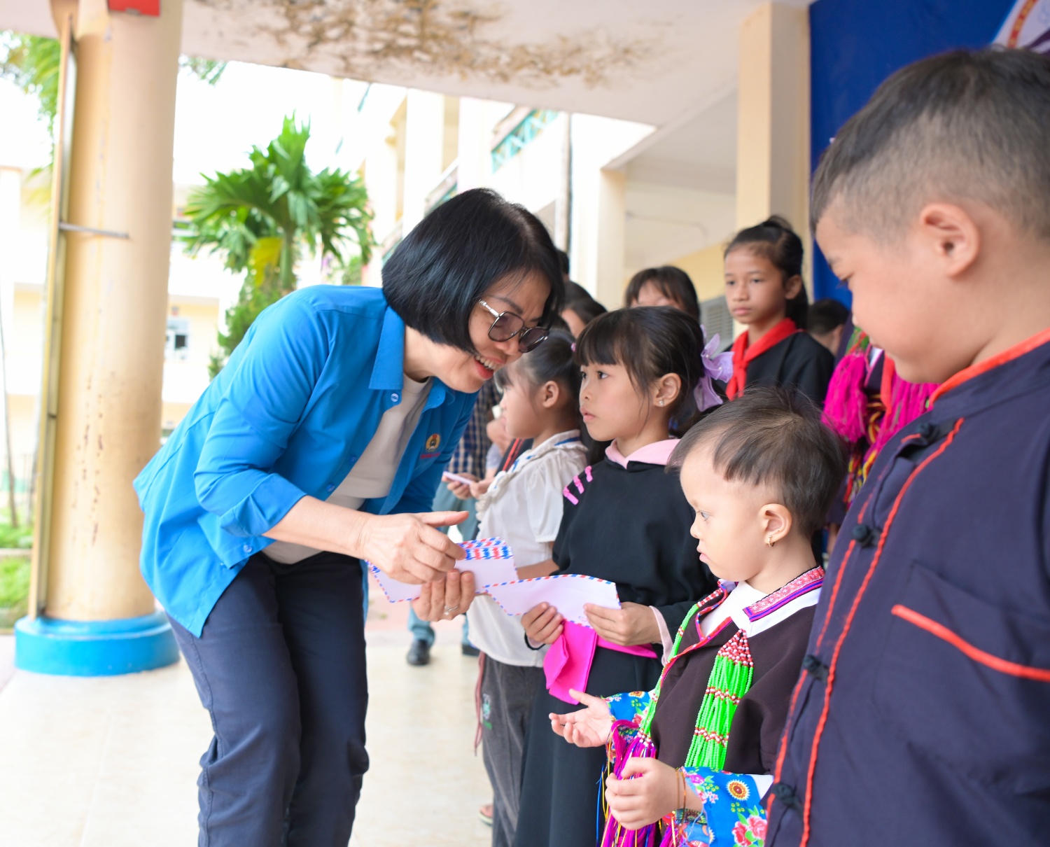 [CHÙM ẢNH] Công đoàn Petrovietnam lan tỏa yêu thương, tiếp bước đến trường cho học sinh vùng cao Điền Xá