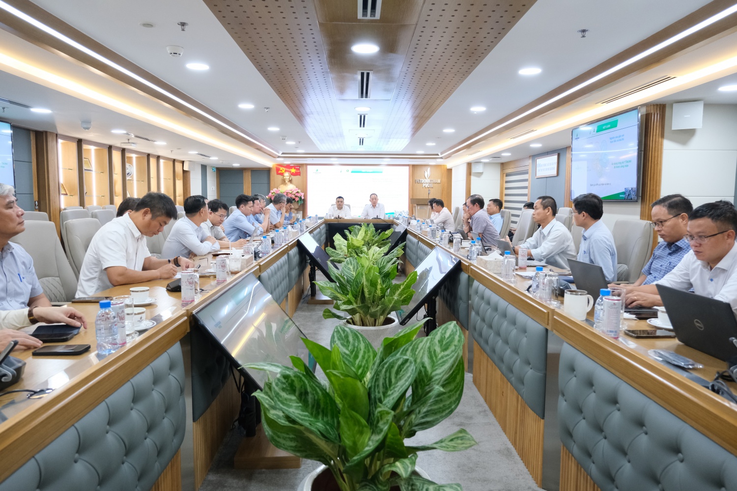 Toàn cảnh cuộc họp Toàn cảnh cuộc họp