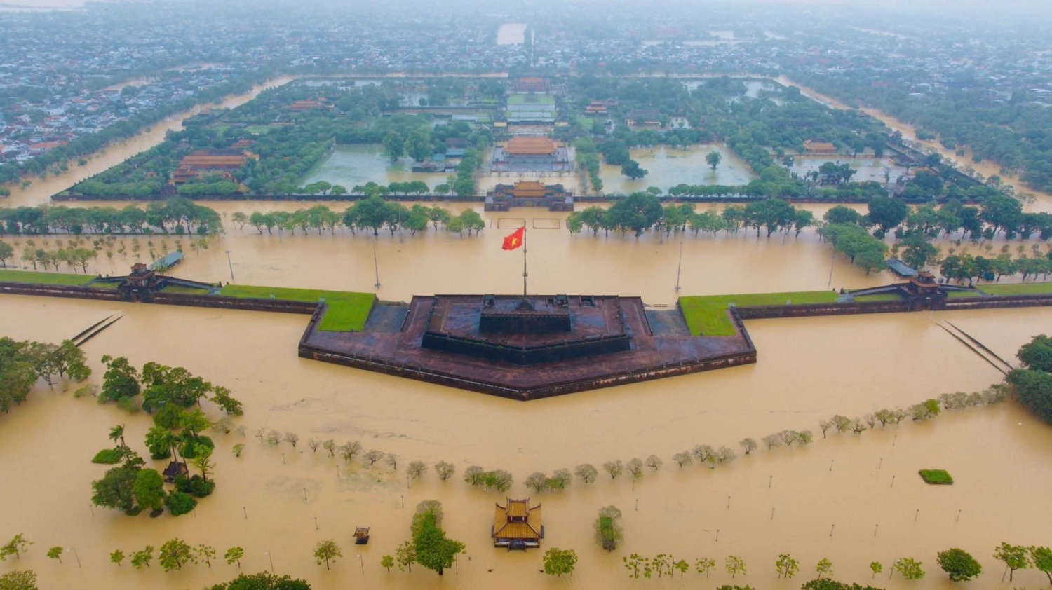 Bộ Xây dựng ban hành Công điện khẩn ứng phó mưa lũ lớn tại Trung Bộ