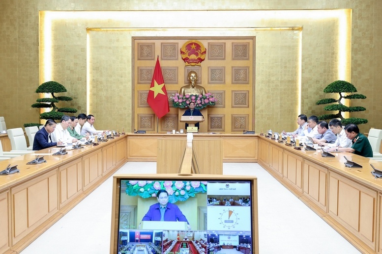 Thủ tướng: Bằng mọi biện pháp phải tiếp tế cho người dân tại những nơi bị cô lập do mưa lũ miền Trung