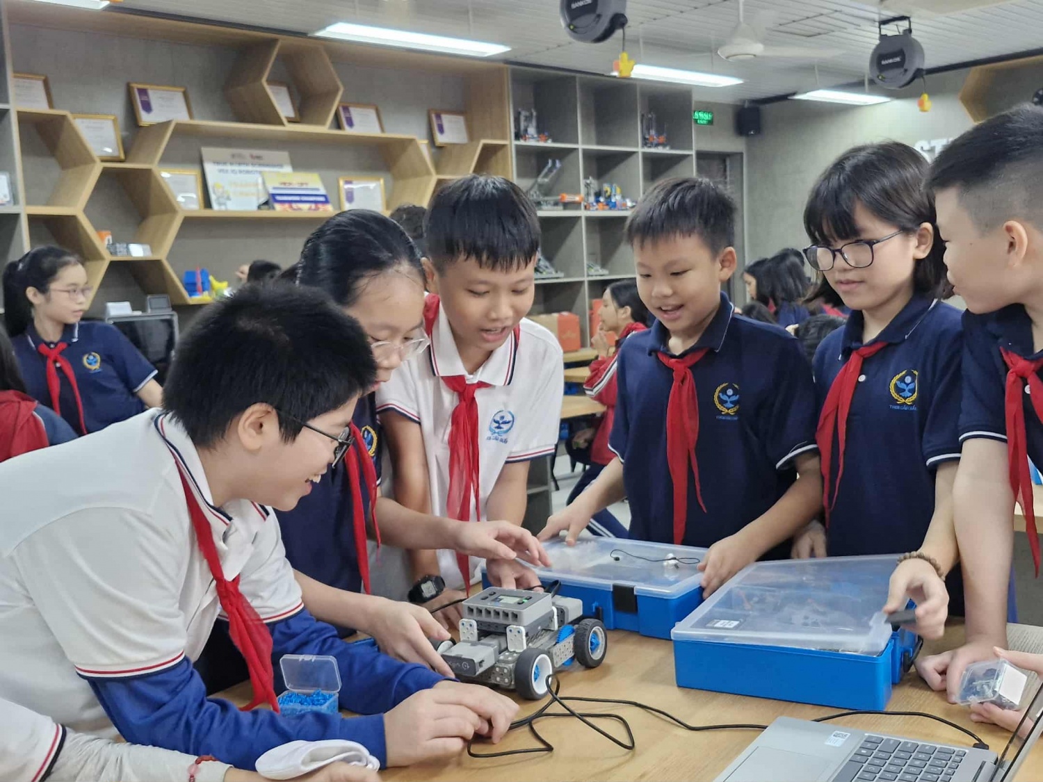 Một giờ học trong “phòng STEM” của học sinh Cầu Giấy Một giờ học trong “phòng STEM” của học sinh Cầu Giấy