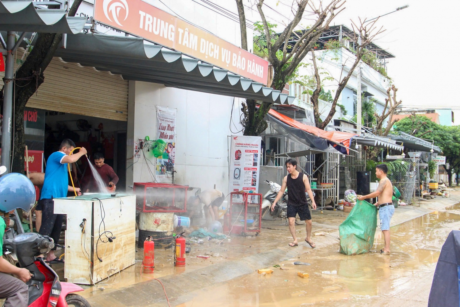 Đà Nẵng: Người dân khẩn trương dọn dẹp sau đợt mưa lũ lịch sử