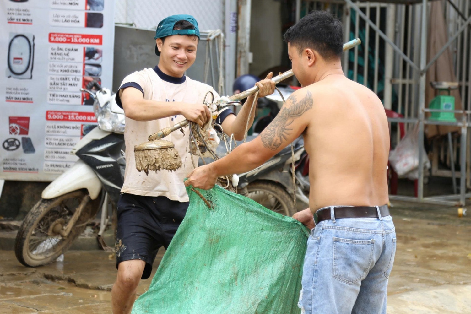 Bắt đầu từ ngày 30/10, mực nước tại xã Đại Lộc bắt đầu rút, người dân cũng đã tranh thủ dọn dẹp để sớm ổn định cuộc sống.