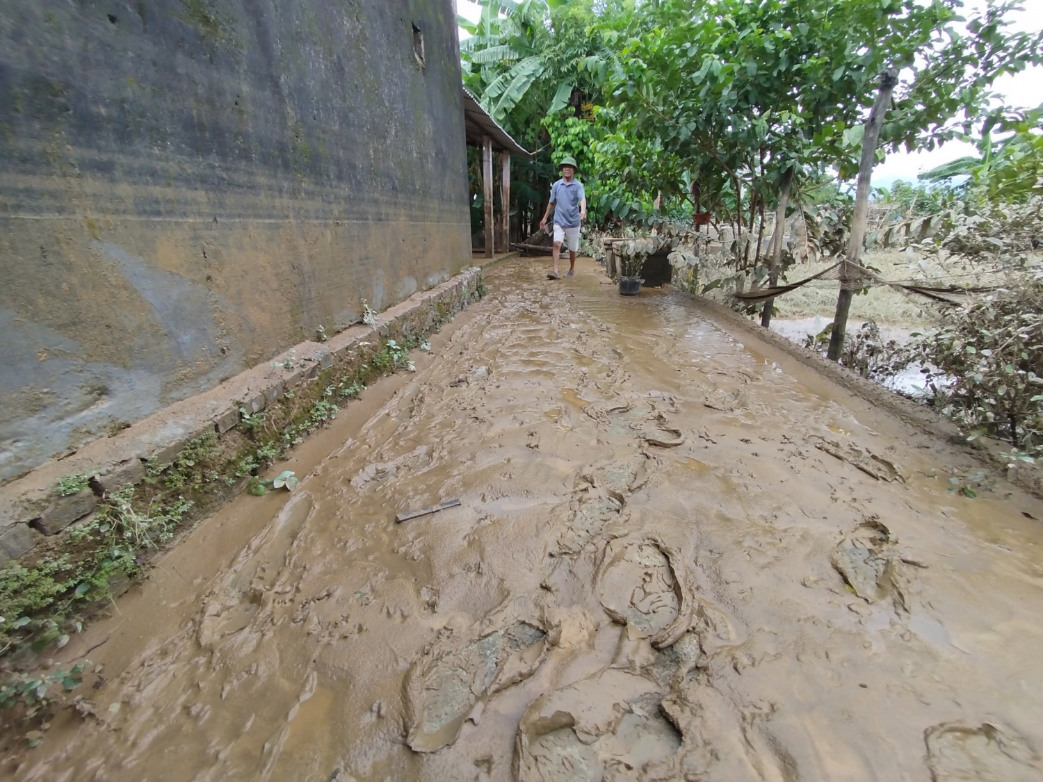 Xã Đại Lộc là một trong những địa phương ghi nhận mực nước cao kỷ lục trong đợt mưa lớn vừa qua. Toàn xã có 33 thôn nhưng đã bị ngập 28 thôn. Trong đó, nhiều thôn bị cô lập hoàn toàn, giao thông đi lại bị tê liệt.