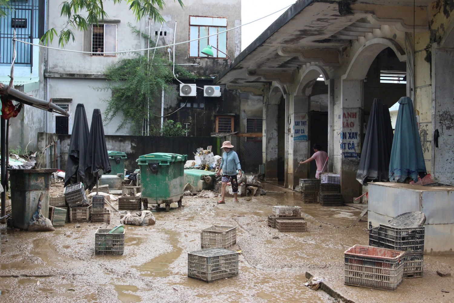 Đà Nẵng: Người dân khẩn trương dọn dẹp sau đợt mưa lũ lịch sử
