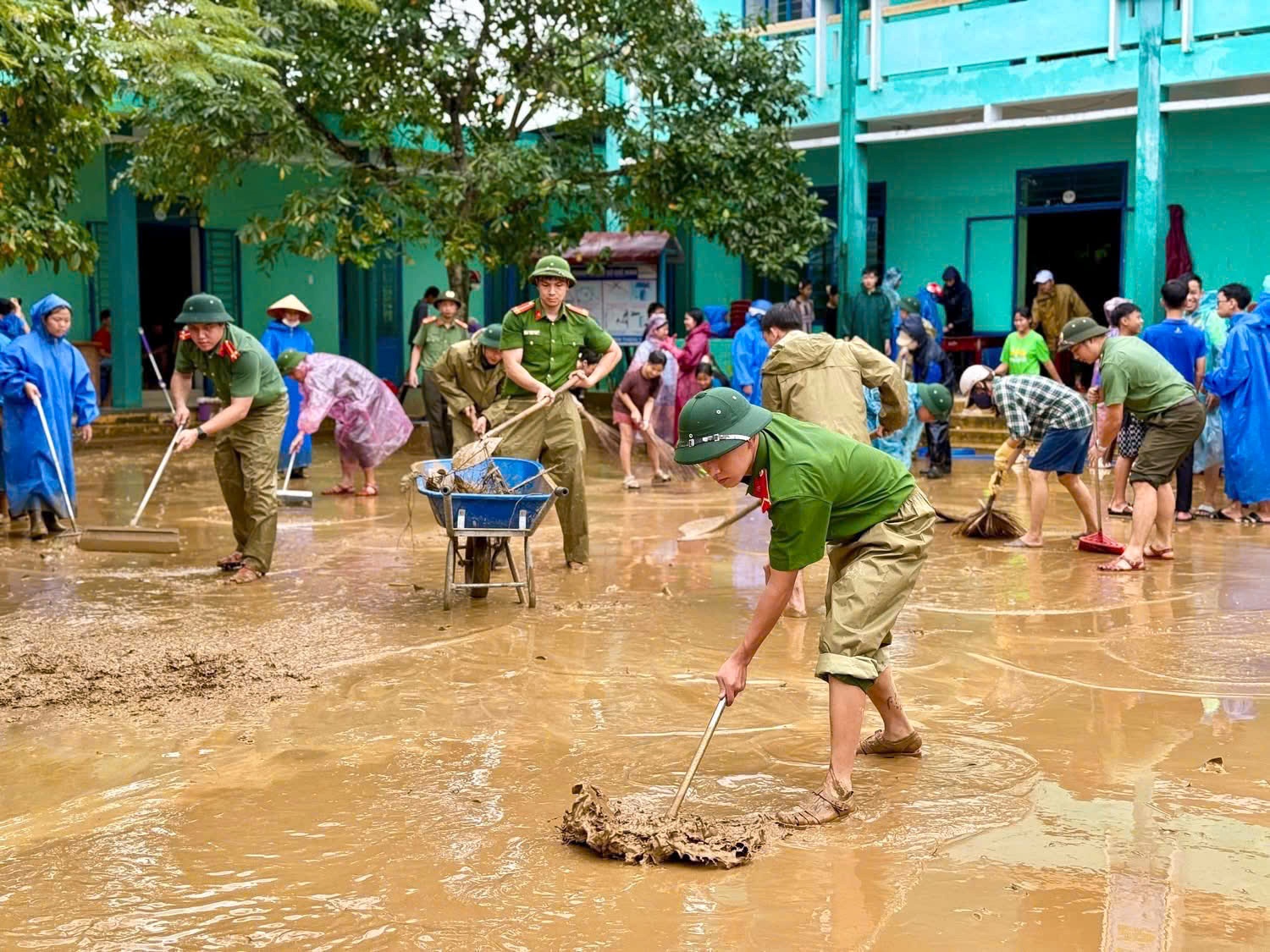 Lực lượng chức năng hỗ trợ người dân khắc phục hậu quả do thiên tai gây ra.