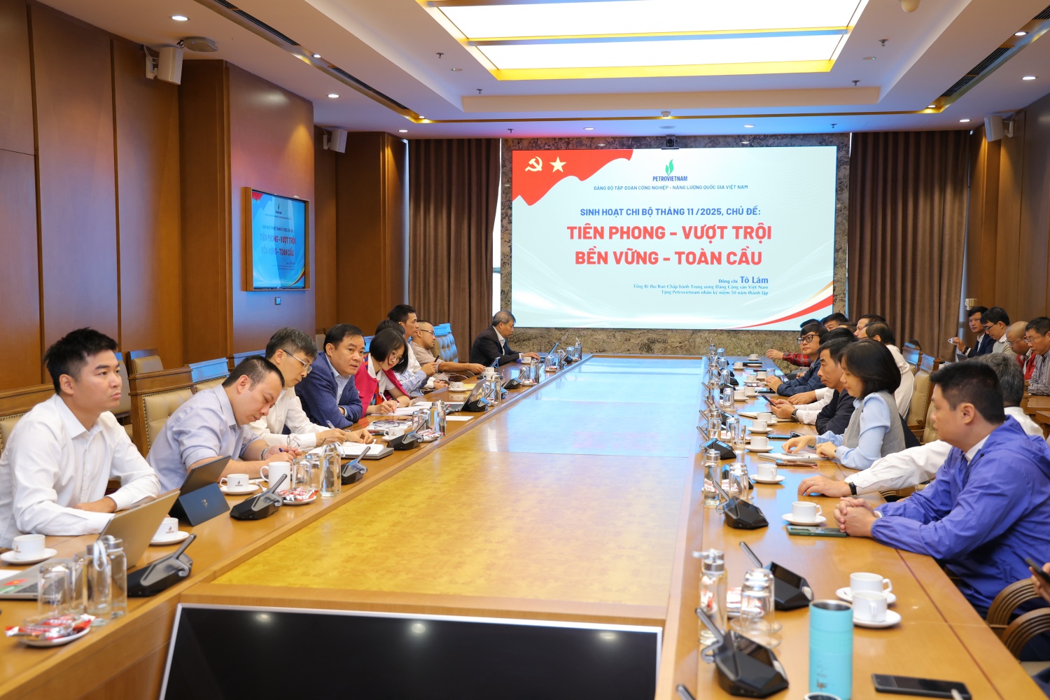[Chùm ảnh] Đảng bộ BMQL&ĐH Petrovietnam quán triệt tinh thần “Tiên phong - Vượt trội - Bền vững - Toàn cầu”