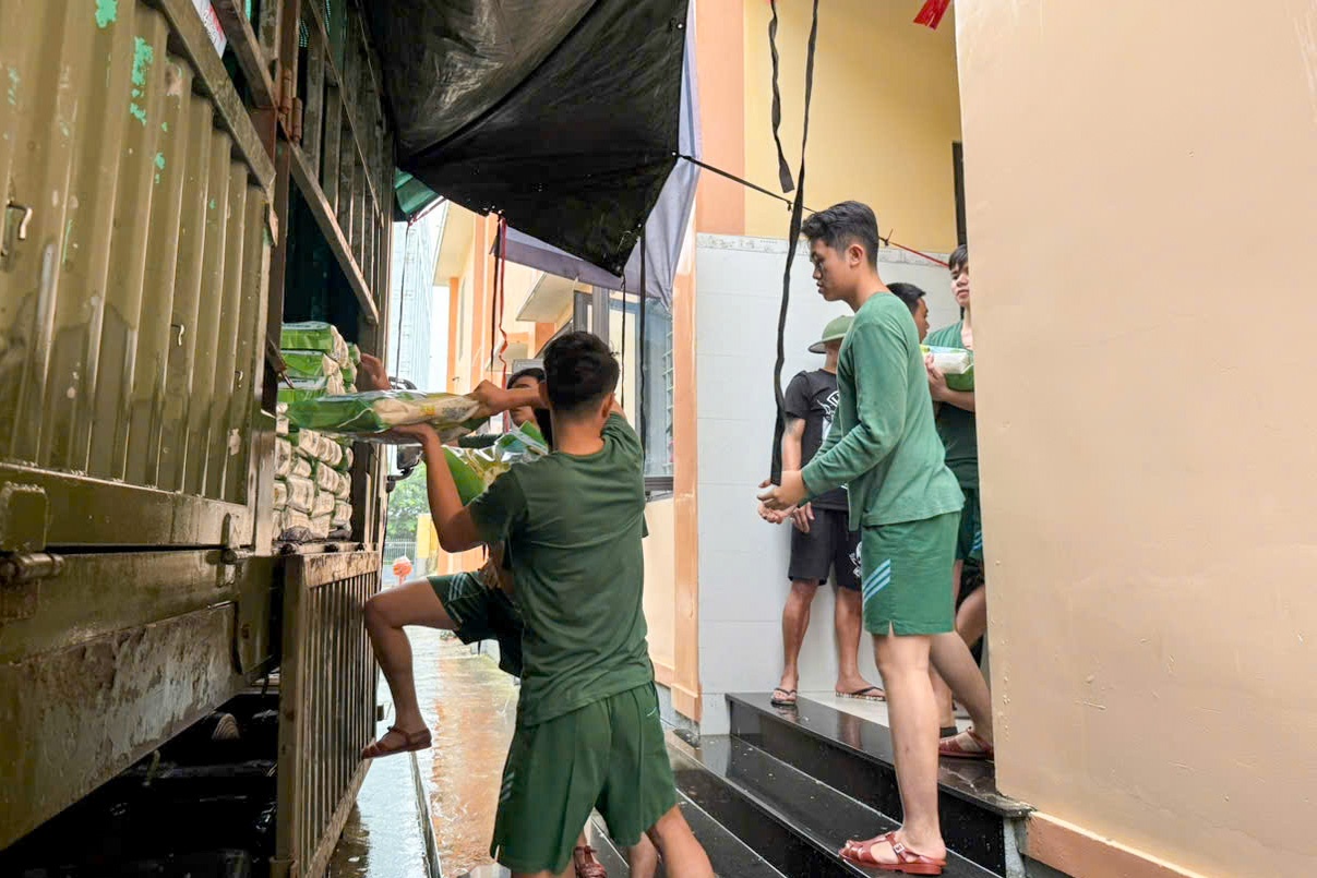Trong ngày 2/11, hàng tấn hàng hóa là các nhu yếu phẩm của Petrovietnam để hỗ trợ cho đồng bào Đà Nẵng đã được vận chuyển kịp thời đến điểm tiếp nhận của thành phố. Trong ngày 2/11, hàng tấn hàng hóa là các nhu yếu phẩm của Petrovietnam để hỗ trợ cho đồng bào Đà Nẵng đã được vận chuyển kịp thời đến điểm tiếp nhận của thành phố.
