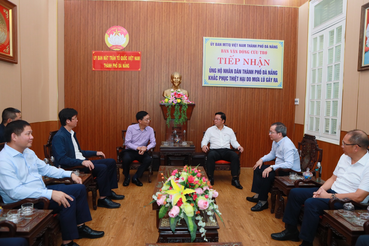 Đồng chí Trần Quang Dũng - Phó Bí thư Thường trực Đảng ủy Petrovietnam trao đổi, chia sẻ những khó khăn của cấp ủy và đồng bào TP Đà Nẵng. Đồng chí Trần Quang Dũng - Phó Bí thư Thường trực Đảng ủy Petrovietnam trao đổi, chia sẻ những khó khăn của cấp ủy và đồng bào TP Đà Nẵng.