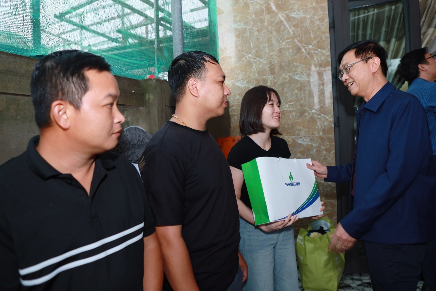 “Nghĩa tình đong đầy” của Petrovietnam với đồng bào Đà Nẵng: Hành động sớm – sẻ chia lớn “Nghĩa tình đong đầy” của Petrovietnam với đồng bào Đà Nẵng: Hành động sớm – sẻ chia lớn