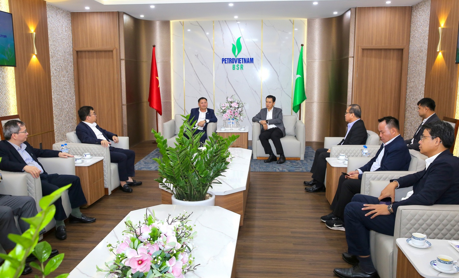 BSR đón tiếp đoàn công tác của Bộ Công Thương Lào thăm, làm việc tại BSR. Tại đây, Bộ trưởng Bộ Công Thương Lào Malaithong Kommasith và Chủ tịch HĐQT BSR Bùi Ngọc Dương đã có những trao đổi về thị trường xăng dầu của Lào và năng lực cung ứng sản phẩm của 