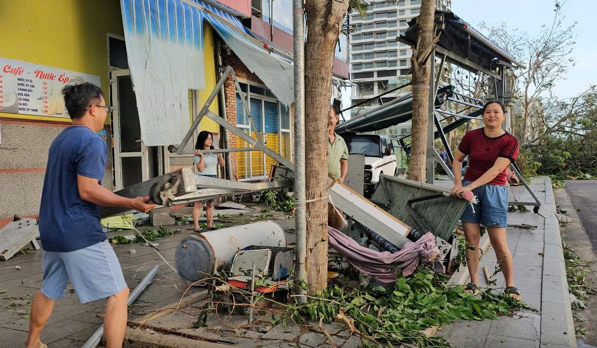 Người dân cố gắng khắc phục hư hỏng sau bão