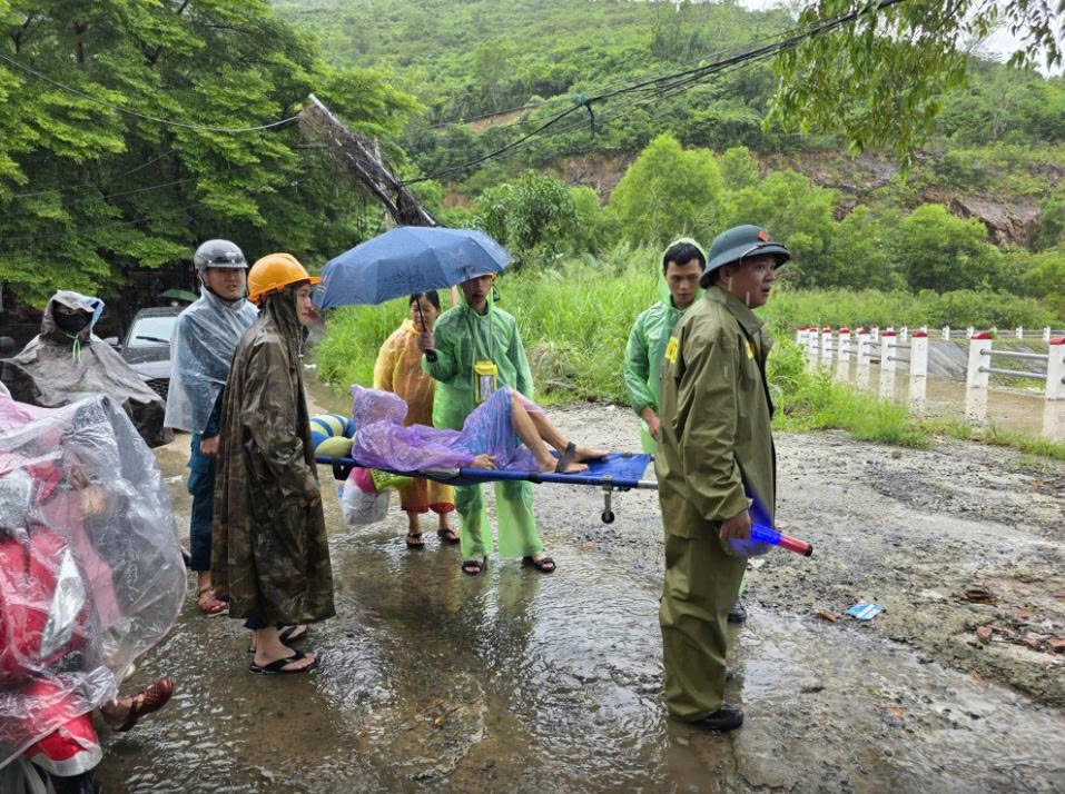 Lực lượng chức năng P.Nam Nha Trang hỗ trợ di tản người dân tại khu vực có nguy cơ sạt lở sau bão